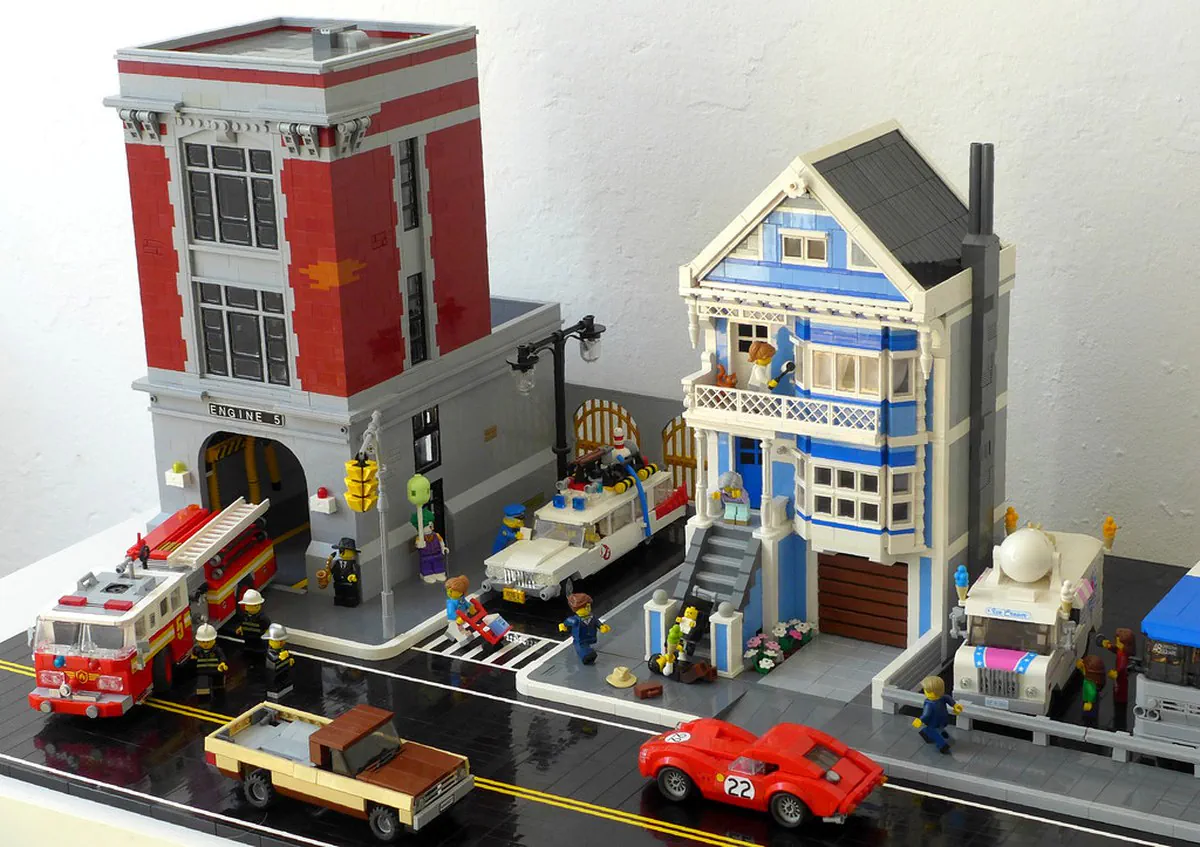 Firehouse & Painted Lady (R66 mini diorama)